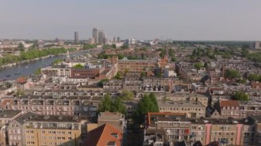 Amsterdamlar güzel şehir manzarası, kuş bakışı manzarası, kendine özgü mimarisi, büyüleyici çatıları ve manzaralı kanalları vurguluyor..