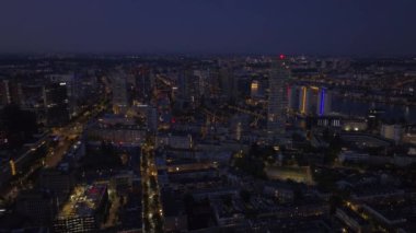 Geceleri Rotterdam 'ın parlayan caddeleri, yüksek binaları ve canlı bir şehir manzarası olan hava manzarası. Şehir mimarisi ve gece hayatı yukarıdan.