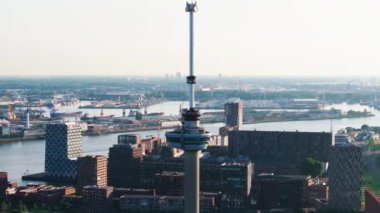 Euromast Kulesi 'nin ve Rotterdam' ın arka planında nehir ve hareketli liman bulunan gökyüzü görüntüsünün izlenmesi, canlı şehir manzarası ve mimari çeşitliliği gözler önüne seriyor..