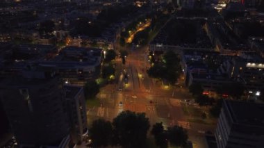Şehir sokakları sokak lambalarının parıltısıyla canlanırken, şehir yaşamını ve modern mimariyi gözler önüne seren Rotterdam 'ın huzur dolu güzelliği geceleri yukarıdan geliyor..
