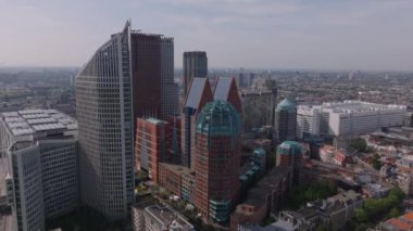 Hofturm ve Zurichturm 'un modern mimarisi, yukarıdan Lahey' in şehir manzarasında, ayırt edici binalar ve kentsel planlar sergiliyor..