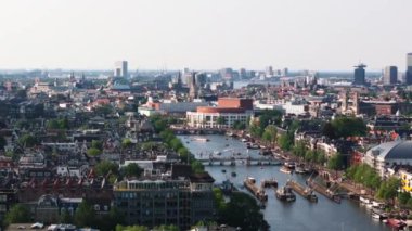 Amsterdam kanalları ve bu hava manzaralı tarihi binalar. Güneşli bir günde şehir manzarası.