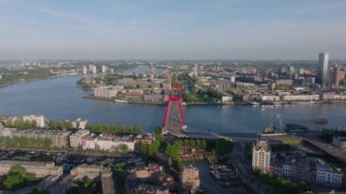 Nieuwe Maas nehri üzerindeki Willemsbrug köprüsünün yer aldığı Rotterdam 'ın gökyüzü manzarası şehrin modern mimarisini ve hareketli atmosferini yakalıyor..