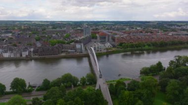 Maastricht, Hollanda 'nın Maastricht kentinin pitoresk manzarası, Maas nehri üzerindeki Hoge Brug köprüsü ve büyüleyici tarihi binalar. Seyahat ve turizm temaları.