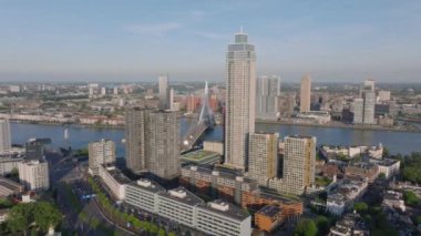 Rotterdam 'ın gökyüzü manzarası, De Zalmhaven konut kulesi, gökdelenler, köprüler ve nehirlerin modern mimarisini gözler önüne seriyor. Kentsel, seyahat ve emlak projeleri.