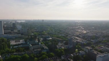 Alacakaranlıktaki Rotterdam kentinin havadan görünüşü, yumuşak ışık altında binalar ve yeşillikler. Şehir ve peyzaj teması.