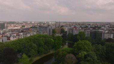 Belçika 'nın Antwerp kentsel manzarasının havadan görünüşü, yavaş yavaş soldan sağa dönüyor, Aziz George Kilisesi ve bir parkı gösteriyor..