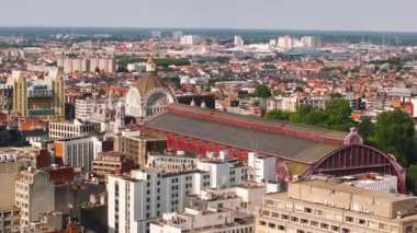 Antwerp Merkez İstasyonu 'nun ve etrafındaki şehrin kuş bakışı görüntüsü. Kent manzarasını meskun, ticari ve tarihi binalar oluşturur..