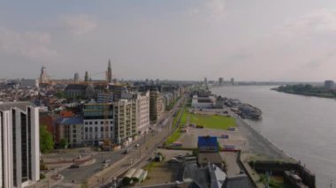 Kamera, Scheldt Nehri 'ni ve Boerentoren ve Leydimizin Katedrali de dahil olmak üzere binaları gösteriyor..
