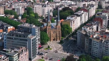 Antwerp, Belçika 'da bir kavşakta gezinen arabalar ve yayalar. Görüntünün merkezinde Sint Joriskerk Kilisesi var..