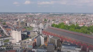 Antwerp Merkez İstasyonu 'nun hava görüntüsü. Bir kamera yavaşça sağa dönüyor. Belçika' nın Antwerp kentinin manzarasını gösteriyor..
