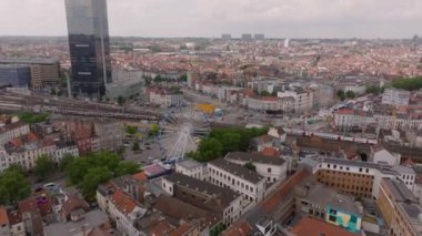 Havadan bakıldığında Brüksel, Belçika 'da canlı bir dönme dolap ve yoğun bir tren istasyonu görülüyor. Şehir yaşamı ve şehrin simgesel simgeleri.