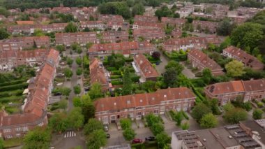 Belçika 'nın Brüksel kentindeki bir yerleşim bölgesinin hava manzarasında kırmızı çatıları, yemyeşil bahçeleri ve ağaçlarla kaplı caddeleri olan evler yer alıyor..