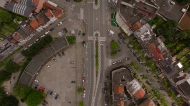 Havadan bakıldığında Brüksel, Belçika 'da canlı bir dönme dolap ve yoğun bir tren istasyonu görülüyor. Şehir yaşamı ve şehrin simgesel simgeleri.