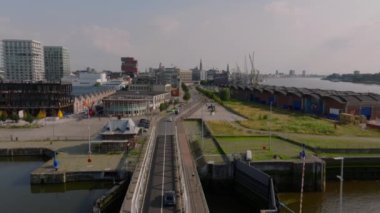 Hava görüntüleri Antwerps 'in ufuk çizgisini yakalıyor, Scheldt Nehri' nin kıyısında hareket eden arabaları gösteriyor. Canlı şehir sahnesi Belçika 'nın büyüleyici mimari cazibesini vurguluyor.