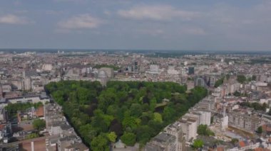 Antwerp, Belçika 'daki büyük bir parkın havadan görüntüsü. Kamera parkta yavaşça döner, yemyeşil ağaçları ve göleti gösterir..