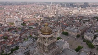 Brüksel, Belçika 'da Adalet Sarayı' nı çevreleyen hava manzarası. Arabalar yolda ilerliyor ve dönme dolap hareketsiz duruyor..