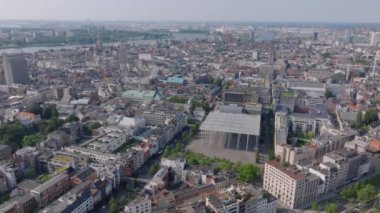 Antwerp, Belçika 'nın panoramik manzarası Stadsschouwburg Antwerp tiyatrosunu vurguluyor. Scheldt nehri arka planda zarif bir şekilde akar ve şehir manzarasını tamamlar..