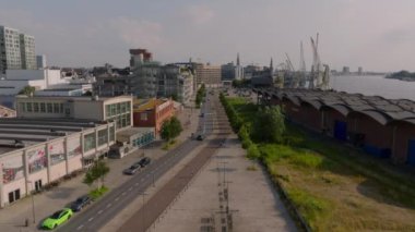 Antwerp, Belçika 'da canlı bir cadde olan Rijnkaai' nin hava perspektifi, hareketli liman manzaralarıyla birlikte modern ve tarihi mimarinin bir karışımını içeriyor..