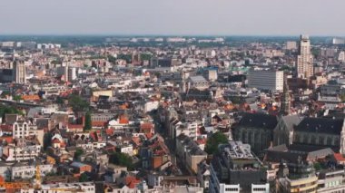 Antwerp, Belçika 'nın havadan görünüşü. Kamera şehrin her yerinde, aşağıdaki binaların ve sokakların yoğunluğunu gösteriyor..