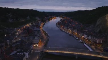 Meuse nehri, dinant, Belçika 'daki aydınlık binaların içinden geçiyor. Huzurlu yansımaları ve parlak ışıklarıyla büyüleyici mavi saati sergiliyor..