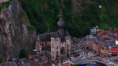 Belçika 'nın Meuse nehri boyunca uzanan pitoresk bir şehir olan Dinant, Leydimizin çarpıcı Kolej Kilisesi' ni ve havadan manzaralı şehir manzarasını gözler önüne seriyor..