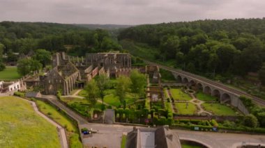 Villers Abbey harabeleri yemyeşil ortamda duruyor. Kameralar, kalıntıların huzur veren güzelliğini yakalar..