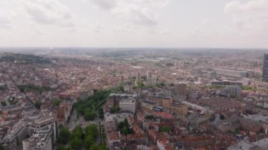 Brüksel 'in havadan görünüşü, geleneksel mimari, yeşil alanlar ve modern ve tarihi binaların karışımı ile geniş şehir manzarasını gözler önüne seriyor..