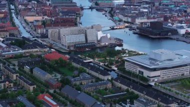 Danimarka 'nın başkenti Kopenhag' ı, büyüleyici kanalları ve Danimarka Kraliyet Kütüphanesi 'ni canlı şehir yaşamına ve çarpıcı akşam gökyüzüne karşı görüntüleyen hava görüntüleri..