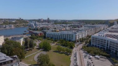 Stockholm, İsveç 'te bir parka, rıhtıma, modern binalara ve uzaktaki ikonik Kaknastornet TV kulesine ait hava manzarası.