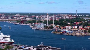 Tekneler İsveç 'in Stockholm kentindeki Grona Lund eğlence parkı yakınlarındaki hareketli su yollarında yol alırlar. Canlı sahne İskandinav şehir hayatının canlı atmosferini gözler önüne seriyor.