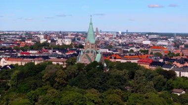 Sofya Kilisesi, İsveç 'in Stockholm kentindeki bu hava manzarasının ön planında yer almaktadır. Kamera şehir manzarasının daha fazlasını gözler önüne seriyor..