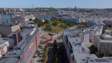 Stockholms şehir merkezini kapsayan hava görüntülerinde, İskandinav başkentinin kentsel manzarasını yeniden şekillendiren hareketli bir yapı yer alıyor..