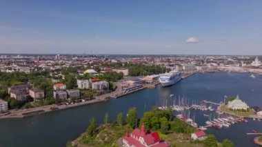 Helsinki, Finlandiya 'da, limanında sıcak güneş ışığıyla yıkanmış bir şehir manzarası tarafından gözden kaçırılan feribot ve yatlarla dolu bir liman bulunmaktadır..