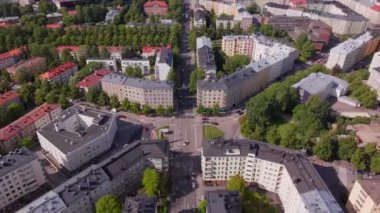 Helsinki, Finlandiya 'da geniş bir kavşağın havadan görüntüsü. Arabalar yolda gidiyor ve yayalar kaldırımlarda yürüyor..