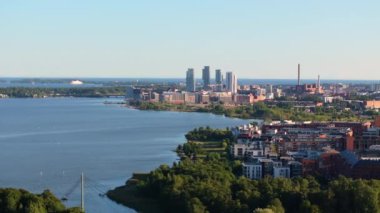 Havadan bakıldığında Helsinki silueti, bu İskandinav başkentinin pitoresk Baltık Denizi kıyı şeridi boyunca modern mimariyi ve yemyeşil alanları gözler önüne seriyor..