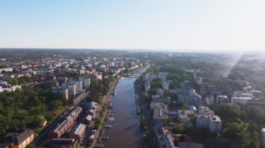 Finlandiya 'nın Turku şehrinden akan Aura Nehri' nin havadan görünüşü. Nehir ağaçlar ve binalarla doludur..