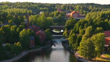 Finlandiya 'nın başkenti Helsinki' de akan küçük bir nehrin hava manzarasında doğa ve İskandinav mimarisinin eşsiz bir karışımı sergilenmektedir..