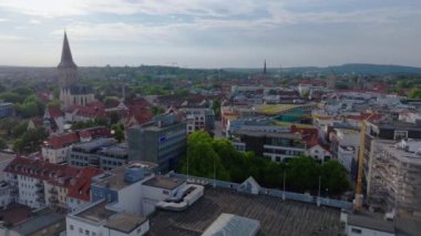 Almanya 'nın Osnabruck şehrinin zengin tarihine sahip resim gibi bir şehir. Hava manzarası, eski kasabasının ve ünlü St. Marys kilisesinin cazibesini yakalar..