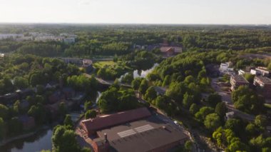 Günışığı, kanal boyunca binaları aydınlatır ve Finlandiya 'nın Helsinki kentinde güzel bir manzara yaratır. Bereketli yeşil bir manzara bu canlı şehir ortamının güzelliğini arttırır..