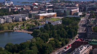Helsinki, Finlandiya 'da şehir mimarisi, parklar ve Baltık Denizi' ni gösteren hava manzarası. Kamera şehrin her yerinde sorunsuz çalışıyor..