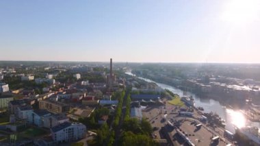 Aura Nehri 'nin Turku, Finlandiya' yı ikiye ayırdığını gösteren hava perspektifi. Güneş yavaşça yükselir, şehri sıcak, altın bir parıltıyla aydınlatır..