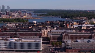 Helsinki, Finlandiya, Baltık Denizi 'ni ve güneşli bir gökyüzünün altındaki canlı şehir manzarasını aydınlatan hava manzarası ile parlar. Sahne şehir yaşamını, mimarisini ve su yollarını yakalıyor..