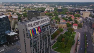 Vilnius şehir merkezinin hava görüntüsü, Lahey Mahkemesi 'nde Putin Yolu' nu hedef alan mesajı taşıyan önemli bir pankartıyla süslenmiş bir binayı vurguluyor..