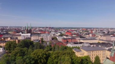 Helsinki, Finlandiya 'nın havadan görünüşü. Güneşli bir yaz gününde tipik bir İskandinav başkentinde modern ve tarihi mimarinin karışımıyla hareketli şehir manzarası.