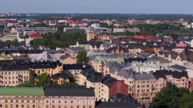 Helsinki, Finlandiya 'da gökyüzü güneşli mavi altında şehrin cazibesini ve kentsel manzarasını vurgulayan canlı renkli binalar ve eşsiz mimari sergilenmektedir..