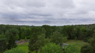 Yeşillik ve antika evler bulutlu bir gökyüzünün altında Finlandiya 'nın Aland kentindeki manzarayı işaret ediyor. Huzurlu kırsal bölge doğa meraklıları için sakin bir dinlenme yeri sunuyor..