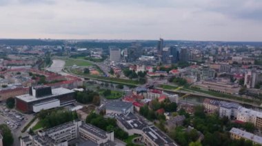 Vilnius şehir merkezinde, şehrin çeşitli tasarım mirasını yansıtan modern ve tarihi mimarinin bir karışımını sergileyen Neris Nehri soldan sağa akıyor..