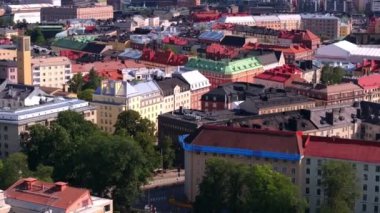 Helsinki, Finlandiya 'nın hava manzarası Baltık Denizi' ne karşı kurulmuş renkli çatıları gösteriyor ve mimari çeşitlilik ve cazibe açısından zengin canlı bir şehir manzarasını vurguluyor.