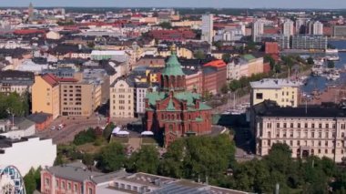 Helsinki, Finlandiya 'nın Uspenski Katedrali' ne odaklanan hava manzarası. Güneşli bir günde şehir sokaklarında arabalar geziyor..